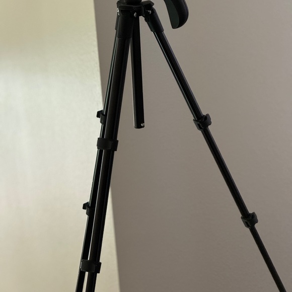 Manfrotto Compact Action Tripod with camera adapter - Picture 5 of 11